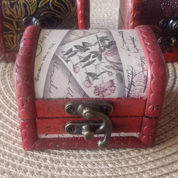 3 wooden jewelry boxes‎ - Picture 3 of 5